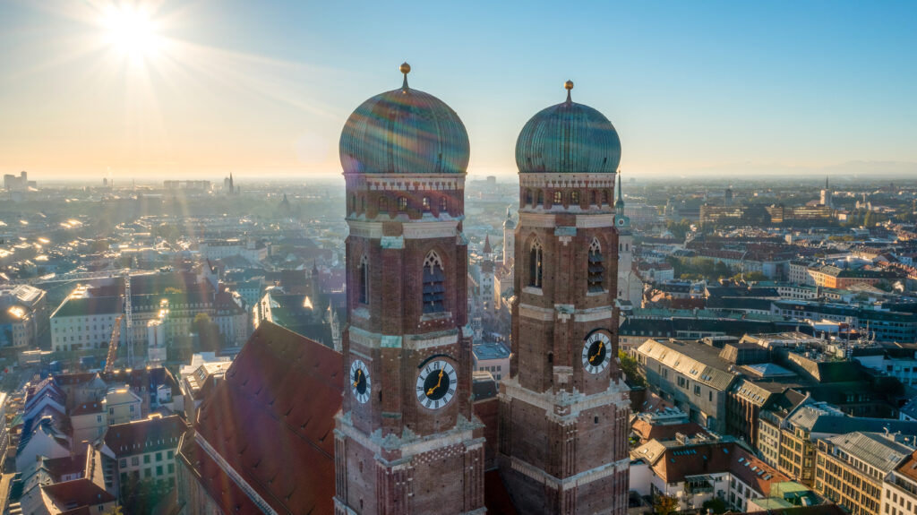 Türme der Frauenkirche in München vor blauem sonnigen himmel