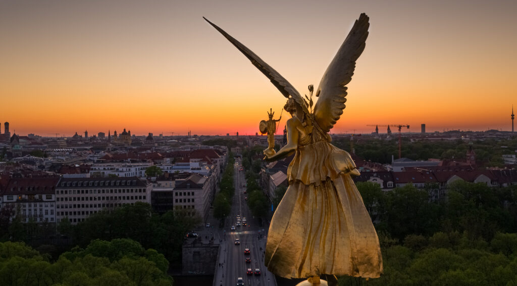 Friedensengel über Sonnenuntergang München