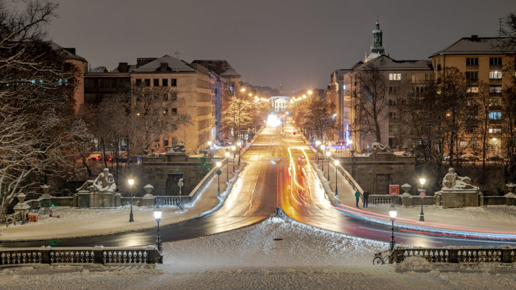 Verkehr in München bei Nacht