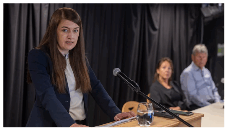 Jella von Wiarda an Rednerpult Pressetermin Kamilla N.