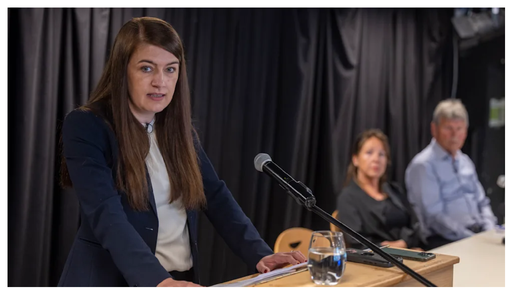 Jella von Wiarda an Rednerpult Pressetermin Kamilla N.
