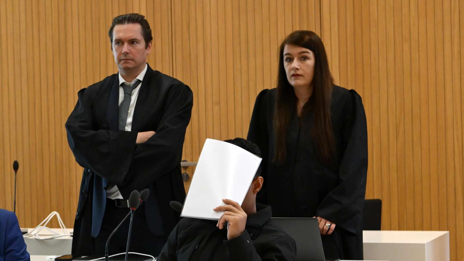Rechtsanwältin Jella von Wiarda gemeinsam mit Rechtsanwalt hinter Angeklagtem im Gerichtssaal, Prozes s vor dem Landgericht München II Femizid in Krailling